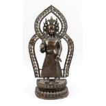 Buddhistische Heiligenfigur, Tibet, wohl 19. Jh., Bronze. Stehend auf doppeltemLotussockel in