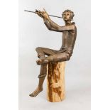 Rinaldo Bigi (*1942), "Flötenspieler", lebensgroße Bronzeskulptur eines jungen Mannes mit