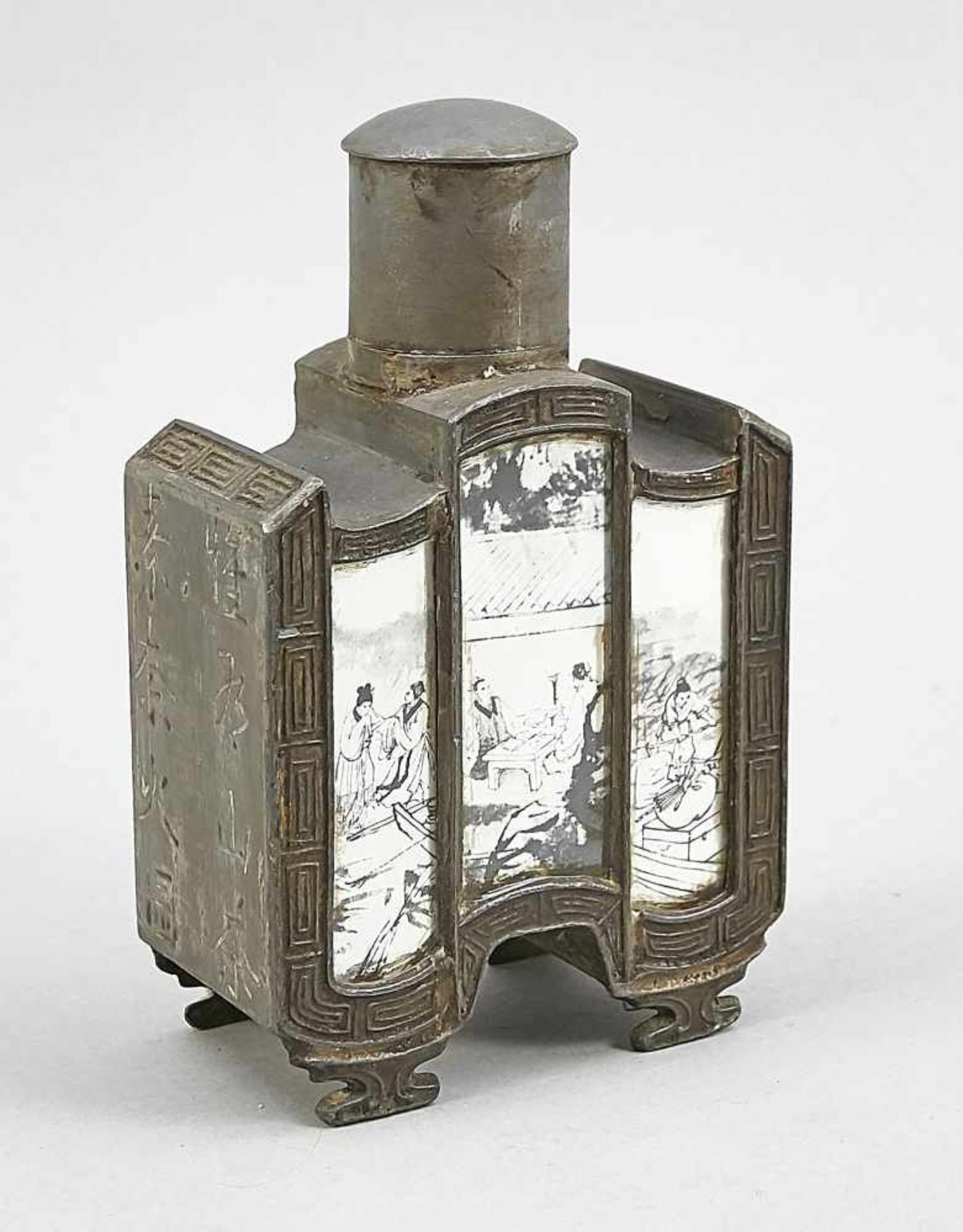 Teedose, China, um 1900. Zinn mit Grisaille-Malerei hinter Glas. Unter dem Boden eine