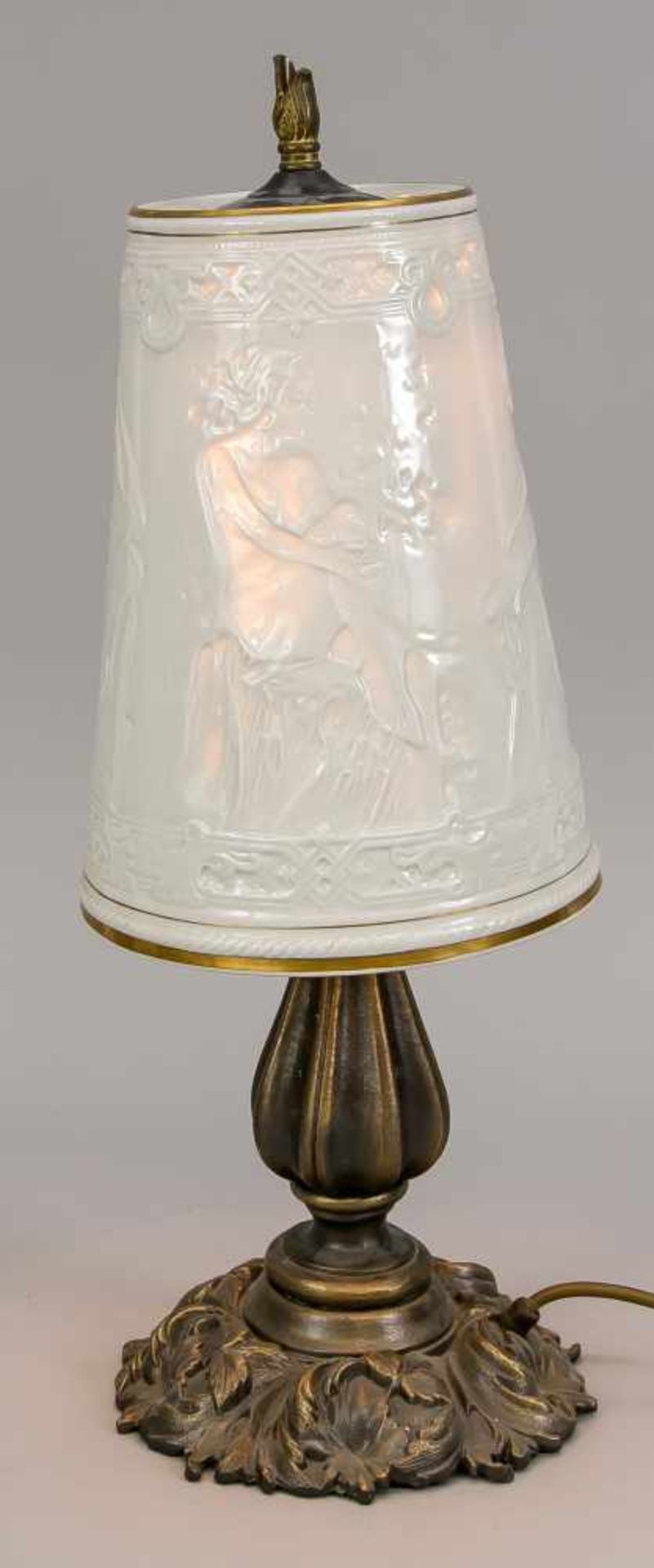Lampe mit Lithophanie-Schirm, 20. Jh., Sockel und Schaft aus Metallguss. Runder, sich nach