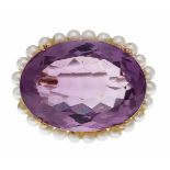 Amethyst-Perlen-Brosche GG 750/000 ungest., gepr., mit einem oval fac. Amethyst 29 x 21 mm