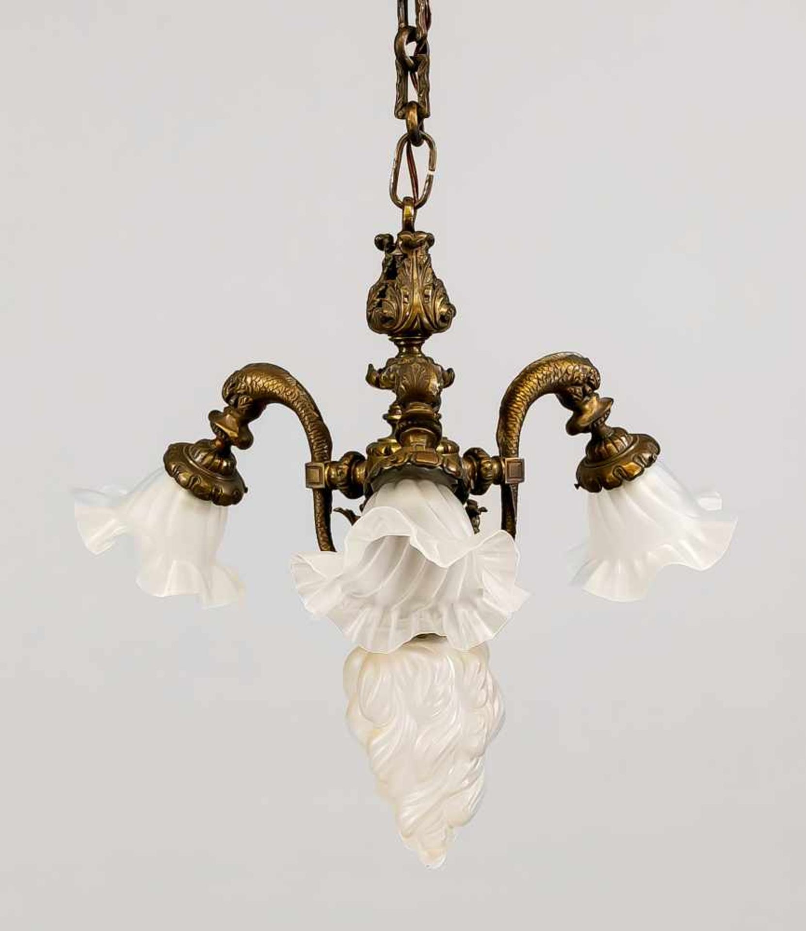 Historismus Deckenlampe, Ende 19. Jh., Bronze. Balusterschaft mit 3 Delphin-Leuchterarmen.