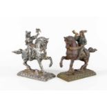 Zwei Reiterfiguren des 19. Jh., historisierend gekleideter Hornbläser, sowie Falknerin.