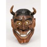 Hannya-Maske des No-Theaters, Japan, 19. Jh., leichtes Holz mit mehrfarbiger Lackfassung,