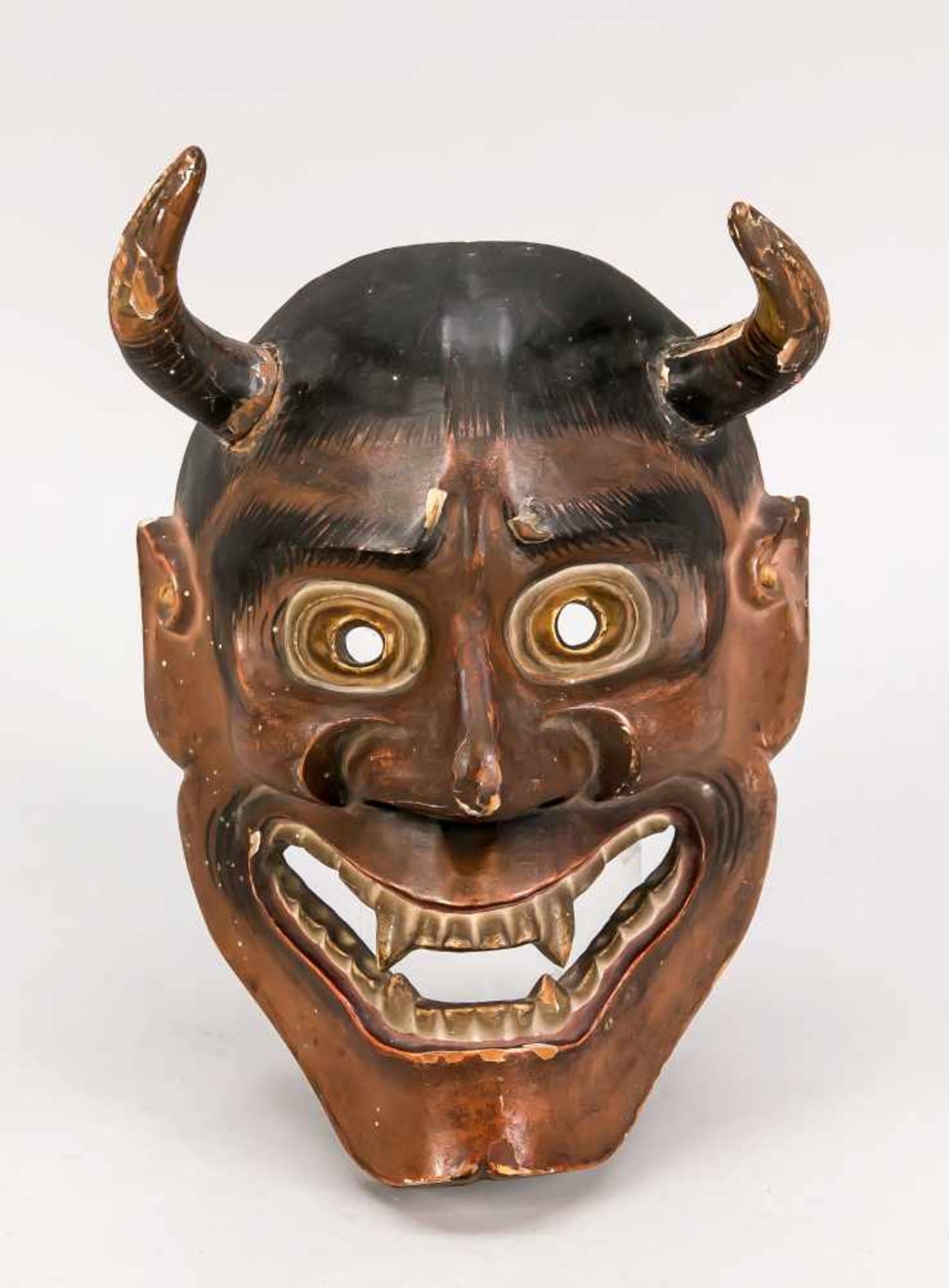 Hannya-Maske des No-Theaters, Japan, 19. Jh., leichtes Holz mit mehrfarbiger Lackfassung,