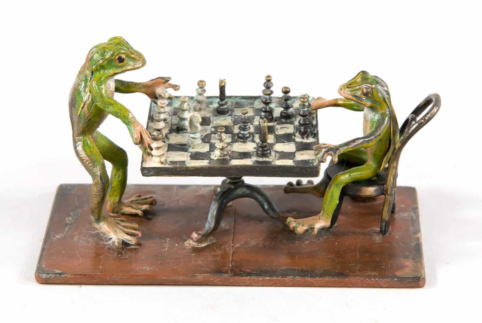 Wiener Bronze, 20. Jh., zwei Frösche beim Schachspiel, polychrom kalt bemalte Bronze,