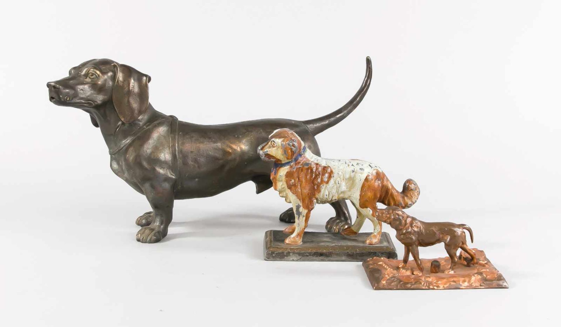Konvolut von drei Hundeplastiken, vershc. Bildhauer 1. H. 20. Jh., großer Dackel aus