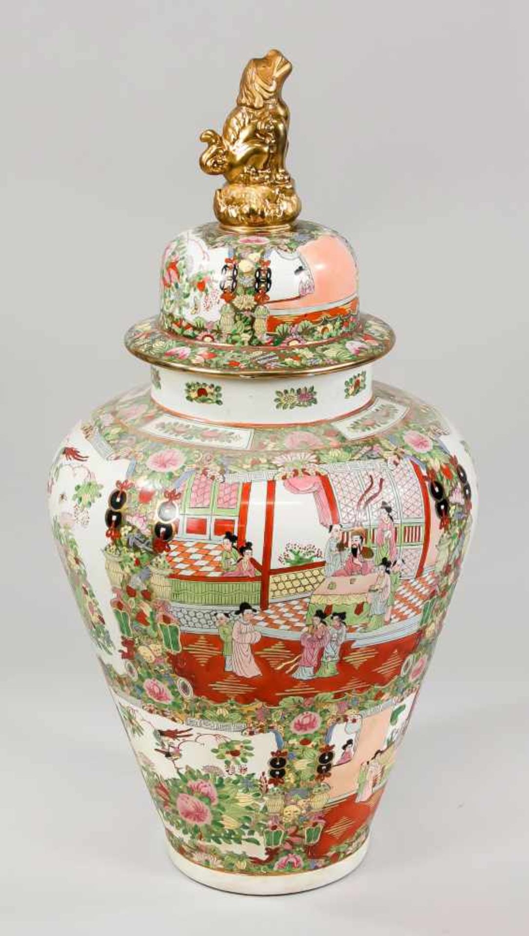 Famille-Rose-Bodenvase, China, 1. H. 20. Jh. Umlaufend dekoriert mit großen Reserven mit - Bild 2 aus 3