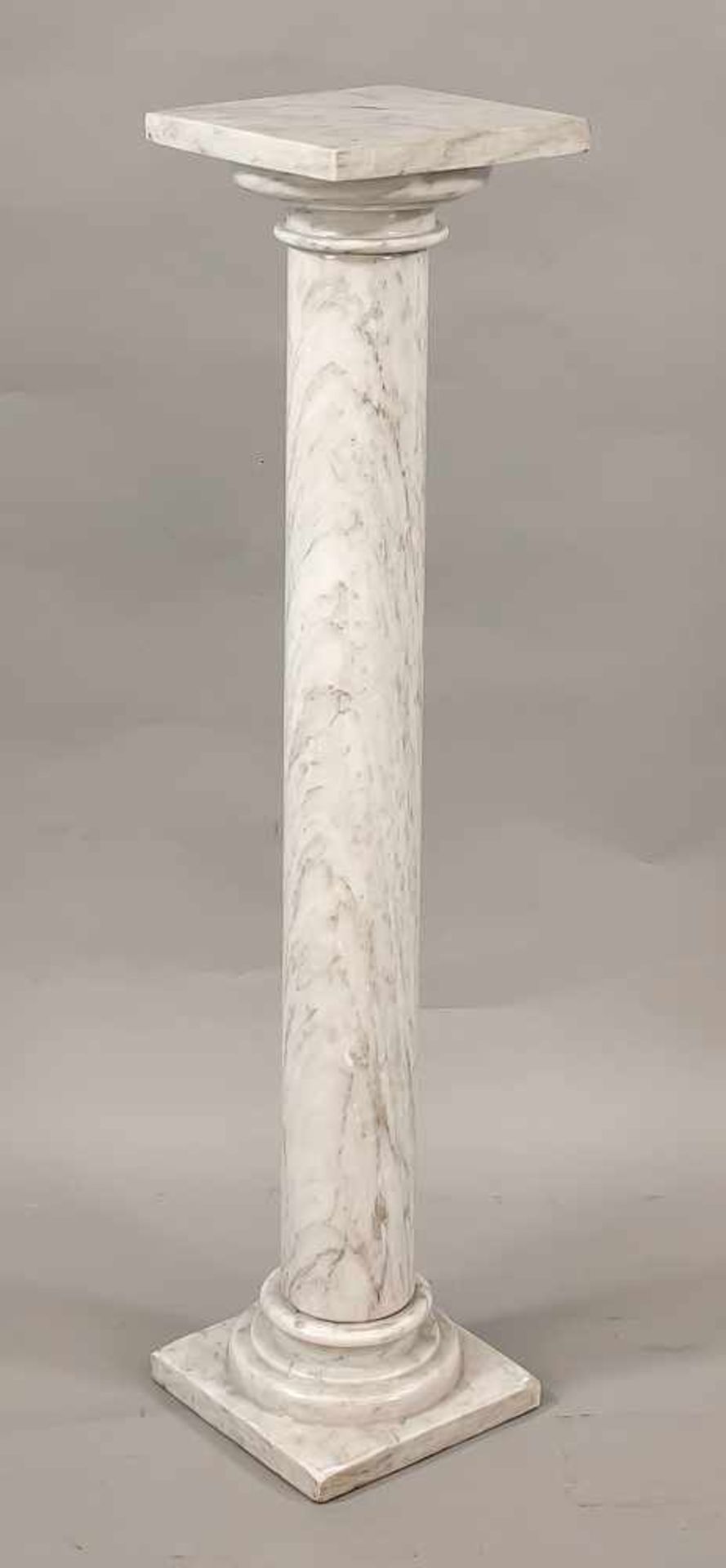 Blumensäule, Mitte 20. Jh., Marmor. Quadratische Sockelplatte, Säulenbasis, glatter