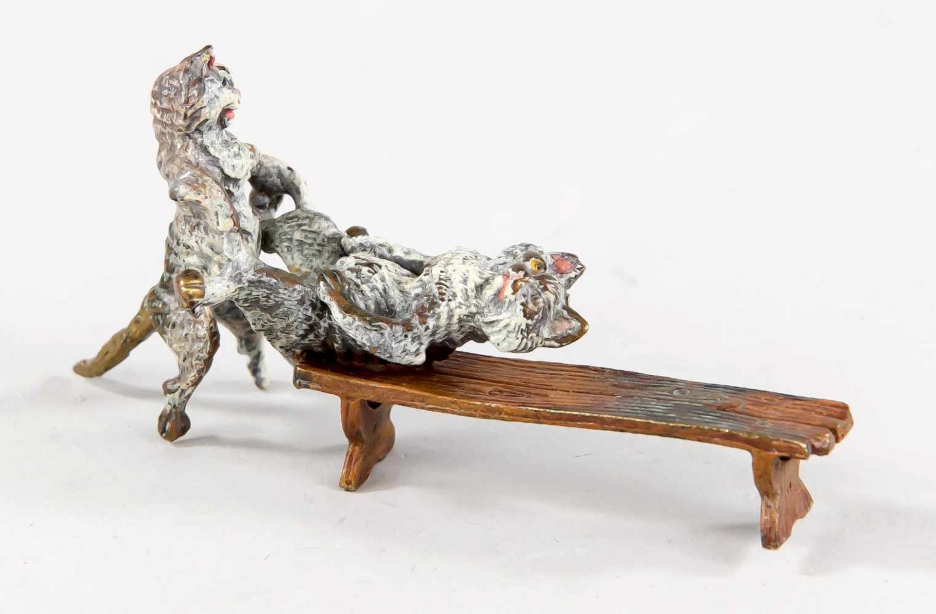 Wiener Bronze, 20. Jh., zwei Katzen auf einer Bank das alte Rein-und-Raus-Spielchen - Image 2 of 2