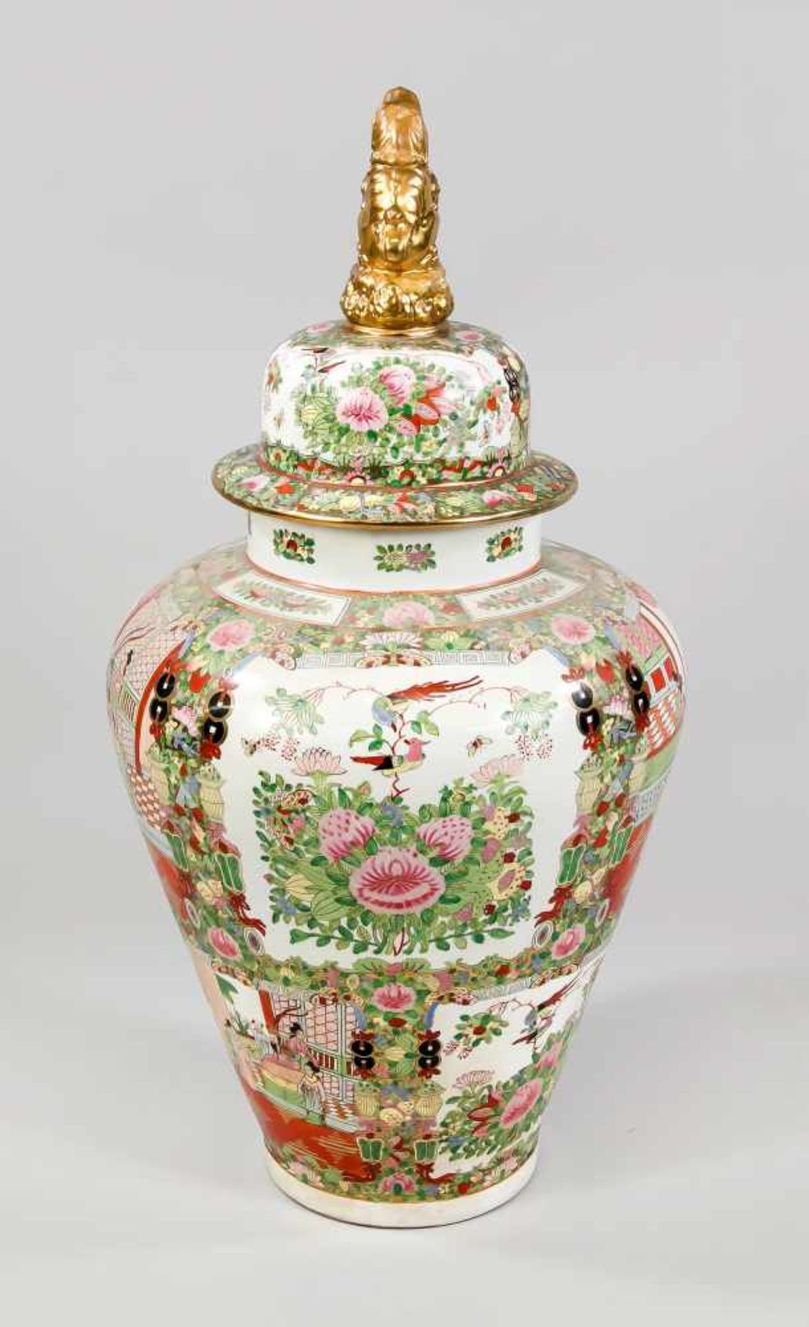 Famille-Rose-Bodenvase, China, 1. H. 20. Jh. Umlaufend dekoriert mit großen Reserven mit - Bild 3 aus 3