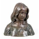 Anonymer Bildhauer 1. H .20. Jh., Büste eines traurigen Mädchens, braun patinierte Bronze,