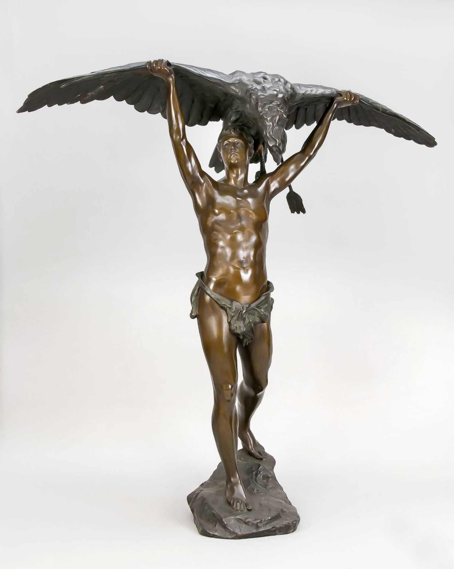 Paul Aichele (1859-1910/24), "Jüngling mit erlegtem Adler", sehr große Bronzefigur mit