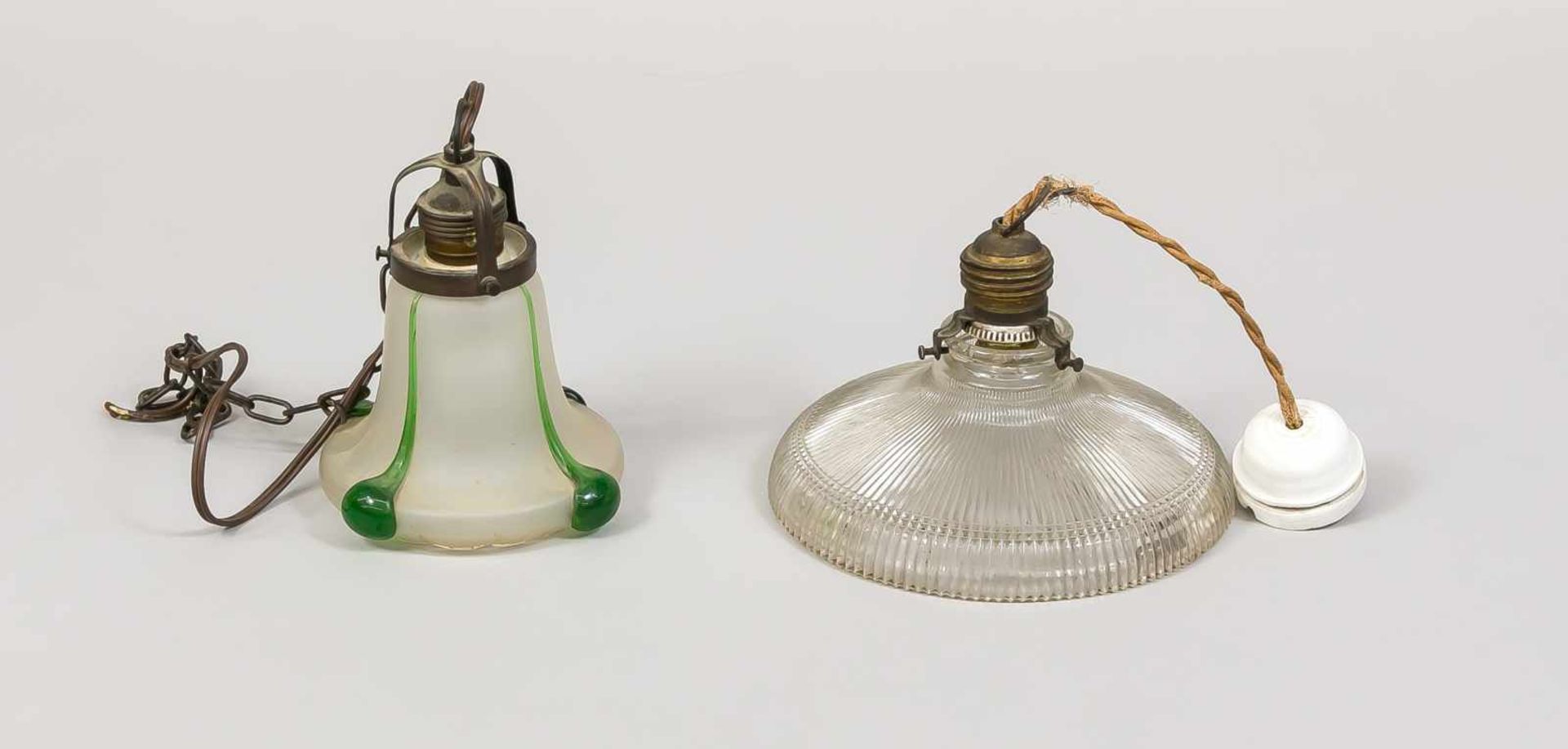 2 kleine Glaslampen, Ende 19./Anfang 20. Jh., 1 x Schirm in Blütenkelchform aus Milchglas