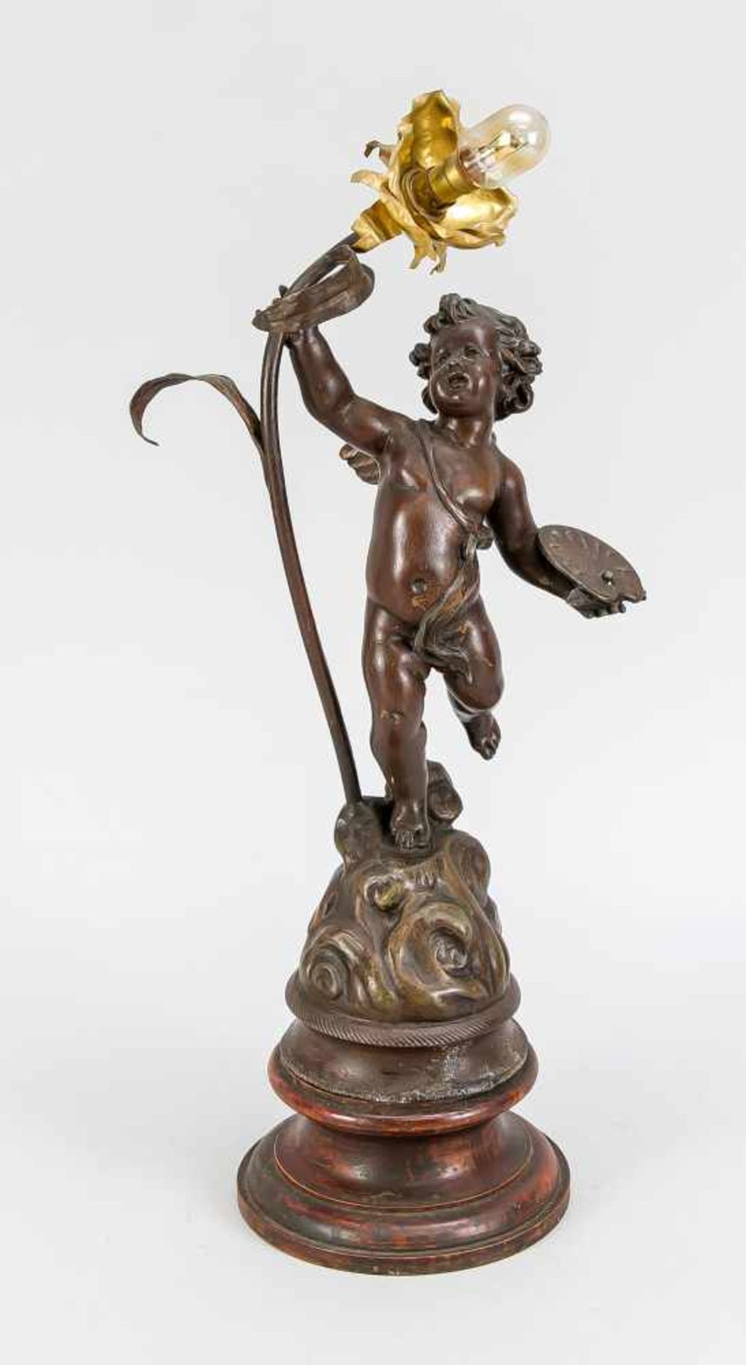 Tischlampe in Gestalt eines Putto mit Malpalette einen Zweig haltend, um 1900, Metalguss