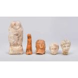 5 figürliche Grabungsfunde, wohl spätrömisch, Terracotta. 3 kleine Köpfe (D. bis 4,5 cm),