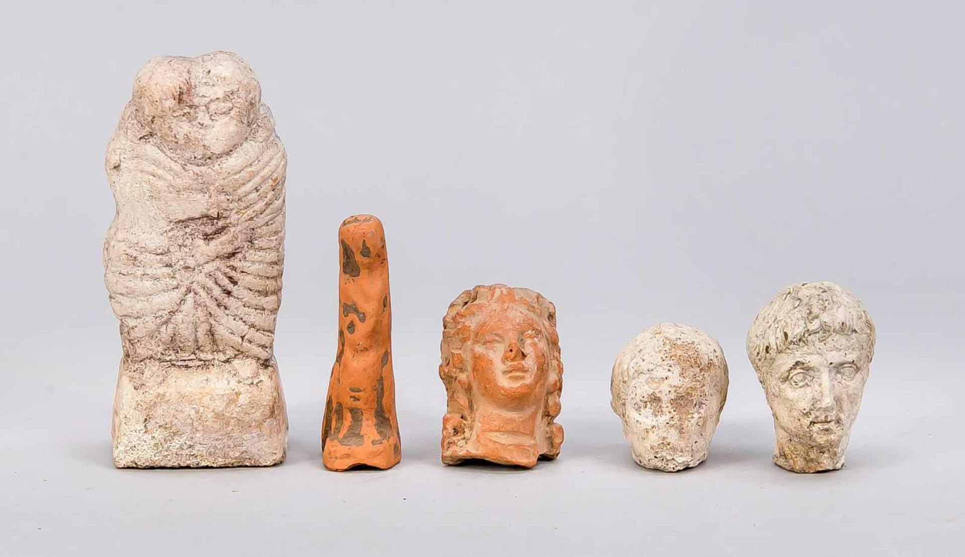 5 figürliche Grabungsfunde, wohl spätrömisch, Terracotta. 3 kleine Köpfe (D. bis 4,5 cm),