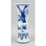 Stangenvase, China, 19. Jh. Umlaufender Dekor in Kobaltblau mit Figuren in einer