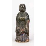 Figur eines Lohan/Mönchs, China, Alter unbekannt. Bronzefragment mit alter Ergänzung.
