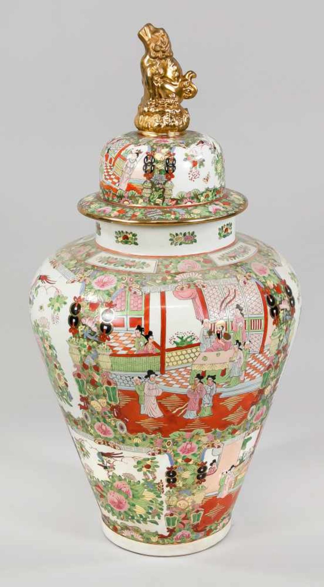 Famille-Rose-Bodenvase, China, 1. H. 20. Jh. Umlaufend dekoriert mit großen Reserven mit