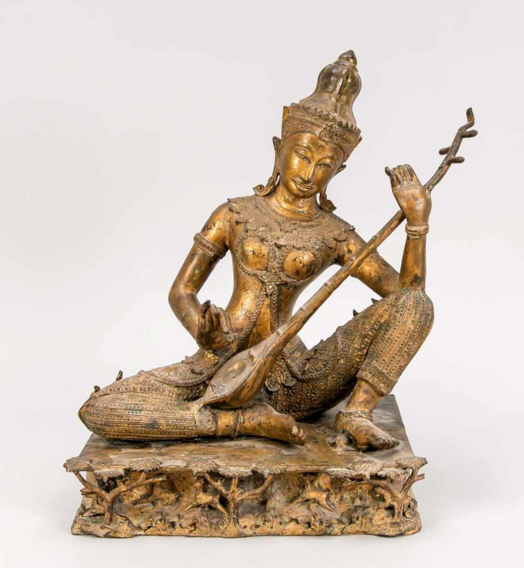 Bronzefigur eines Lautenspielers, Thailand, 19./20. Jh., Bronze mit Goldlack/Goldstaffage.