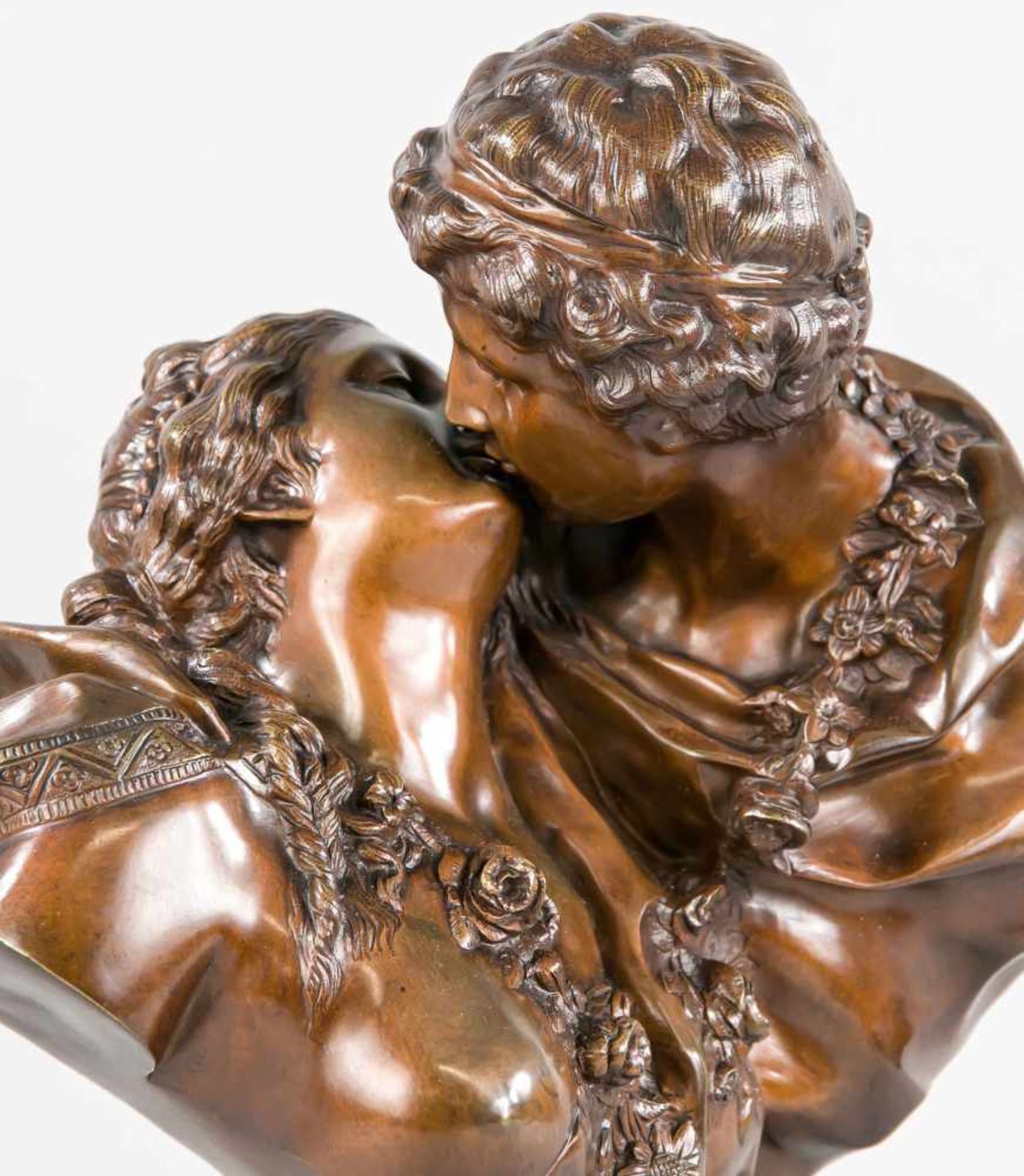 Jean Antoine Houdon (1741-1828), nach, "Le Baiser", küssendes Paar mit Blumenschmuck, - Bild 2 aus 2