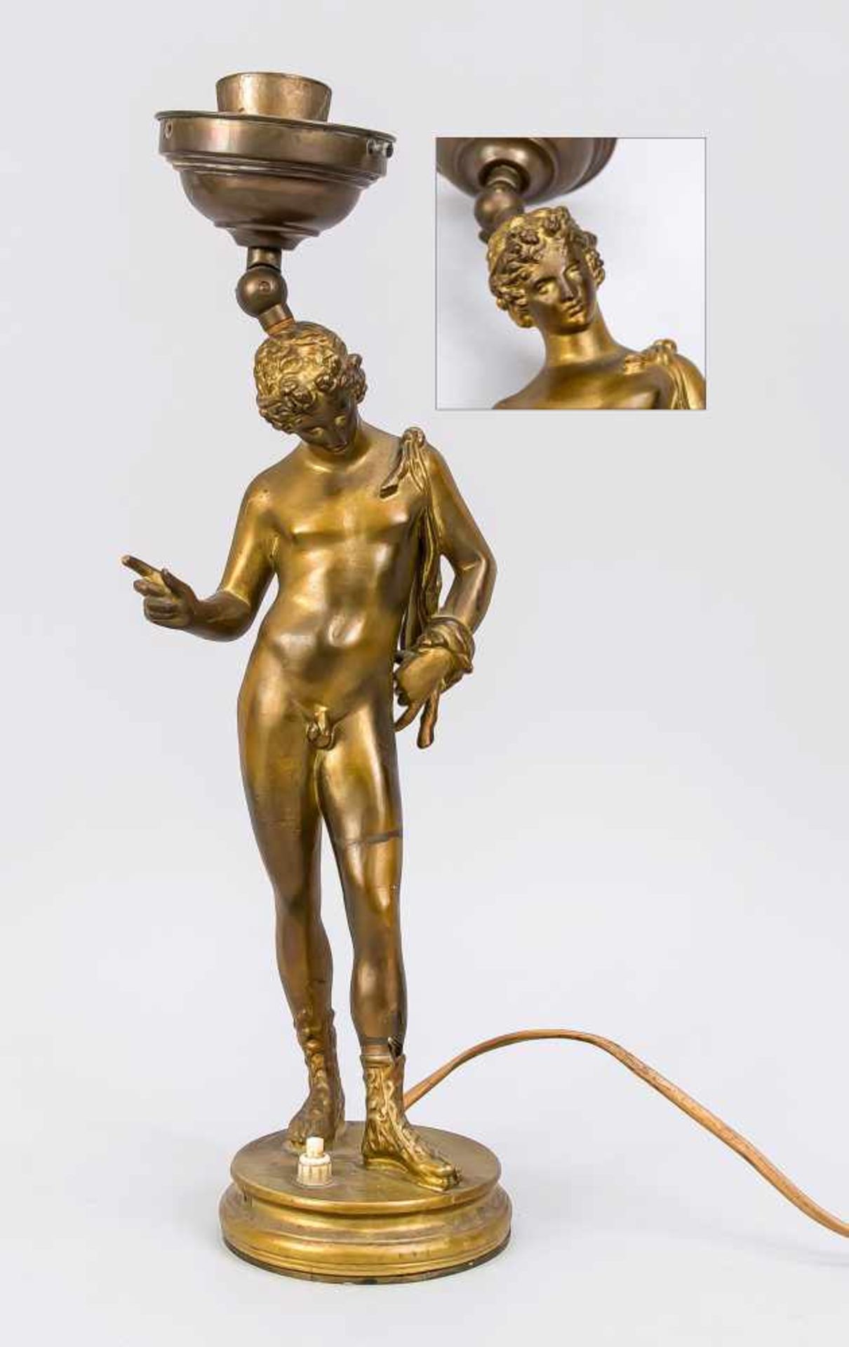 Figürliche Lampe, Ende 19. Jh., Bronze mit Restvergoldung. Runder, profilierter Sockel mit