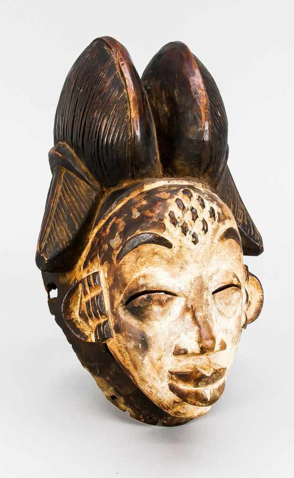 Maske, Afrika (wohl Gabun), wohl 19. Jh., Holz. Geweißtes Gesicht mit Skarifikationen,