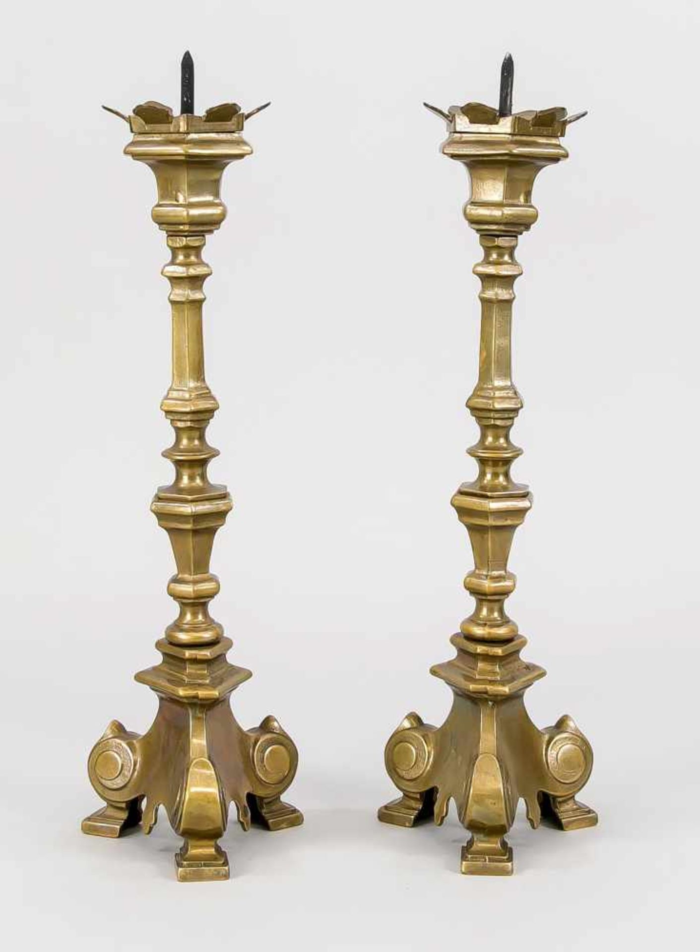 Paar Leuchter, Ende 19. Jh., Bronze. Dreiüassiger Sockel auf 3 Füßen. Hexadonaler