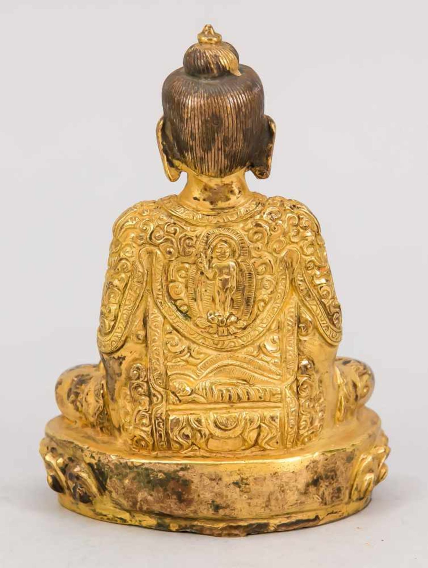 Buddha Amitayus, Tibet, 18./19. Jh., Bronze feuervergoldet. Im Padmasana auf Lotusthron - Bild 2 aus 3