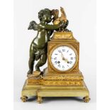 franz. Bronze Figurenpendule, 2.H. 19.Jh., Putto auf Bücher stehend hält einen Hahn über