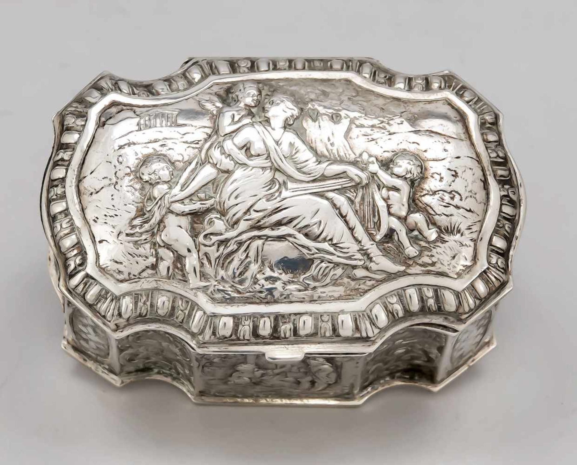 Passig geschweifte Deckeldose, Deutsch, um 1900, Silber 800/000, gerader Korpus, gewölbter