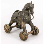Spielzeug-Pferd, Indien, 19. Jh. oder früher? Bronze. Gesattelt und gezäumt auf Rollen, H.