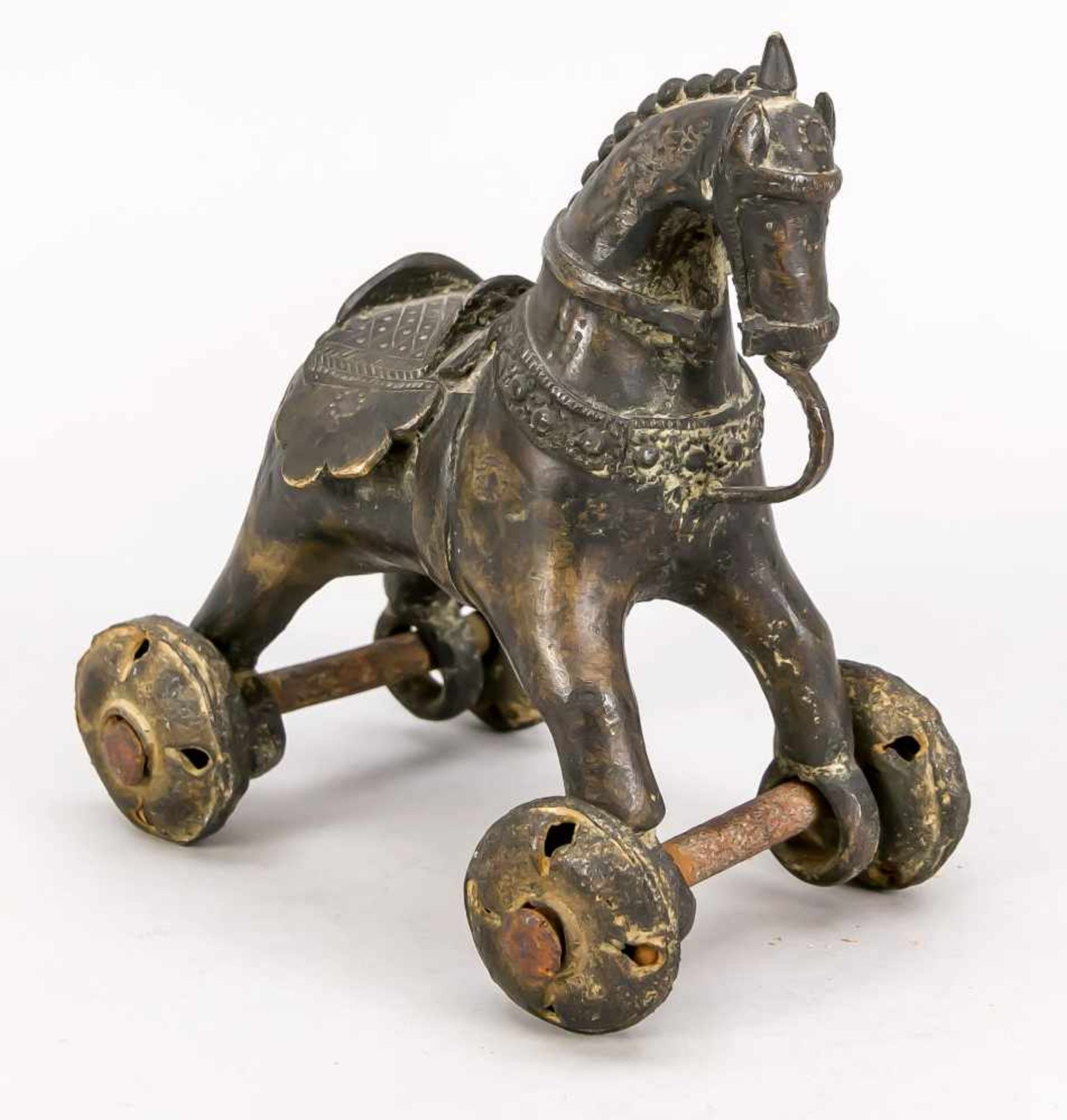 Spielzeug-Pferd, Indien, 19. Jh. oder früher? Bronze. Gesattelt und gezäumt auf Rollen, H.