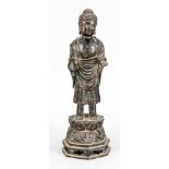 Stehender Buddha, China, 19./20. Jh., Metallguss mit Restvergoldung. Oktogonaler,