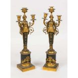 Paar figürliche Empire-Leuchter, 19. Jh., Bronze, teilvergoldet. Postament mit