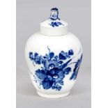 Teedose, Royal Copenhagen, 20. Jh., 1. W., Form Ozier, Dekor Blaue Blume, bauchige Form,
