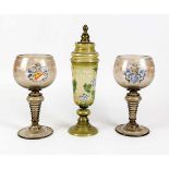 Drei Gläser, um 1900, 2 große Römer und 1 Deckelpokal, grünliches bzw. bräunliches Glas,