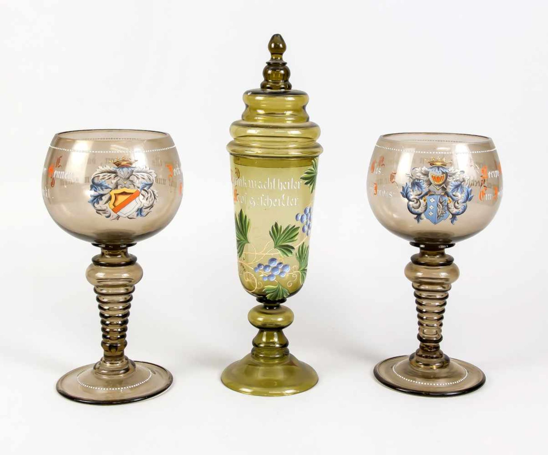 Drei Gläser, um 1900, 2 große Römer und 1 Deckelpokal, grünliches bzw. bräunliches Glas,