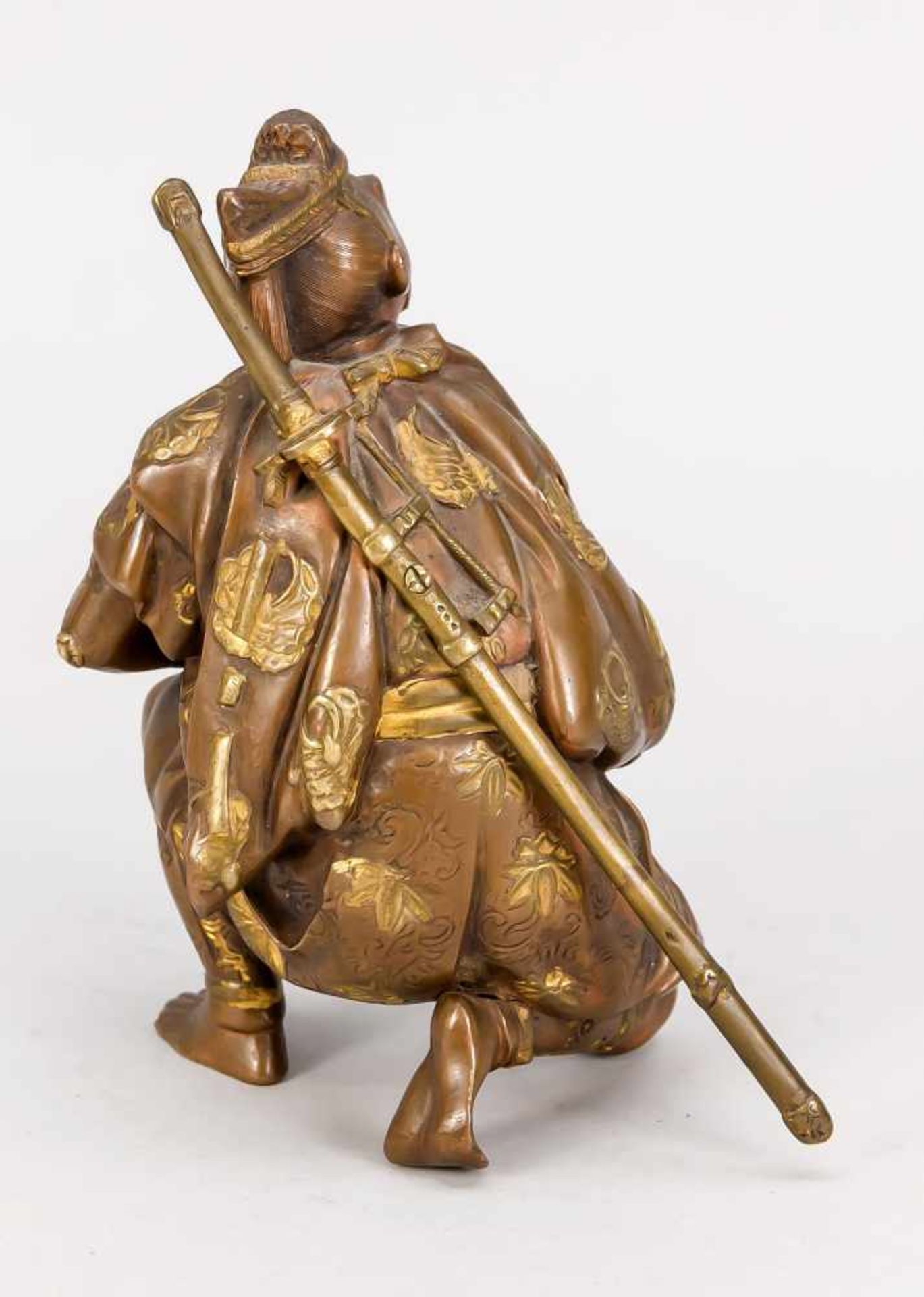 Figur eines Samurai, Japan, 19./20. Jh. (Meiji-zeitlich), Bronze mit Teilvergoldung. - Bild 2 aus 2