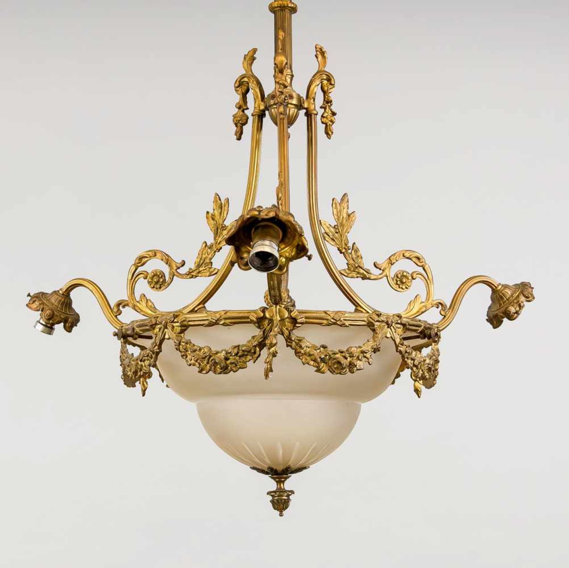 Deckenlampe, Ende 19. Jh., Bronze mit Restvergoldeung, Milchglasdiffusor. Dreipassiges