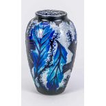 Vase, Frankreich, 20. Jh., runder Stand, ovoider Korpus, klares mattiertes Glas, tlw. blau