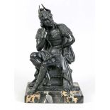Anonymer Bildhauer um 1900, Alexander der Große mit Helm und Harnisch sitzend sinnierend,