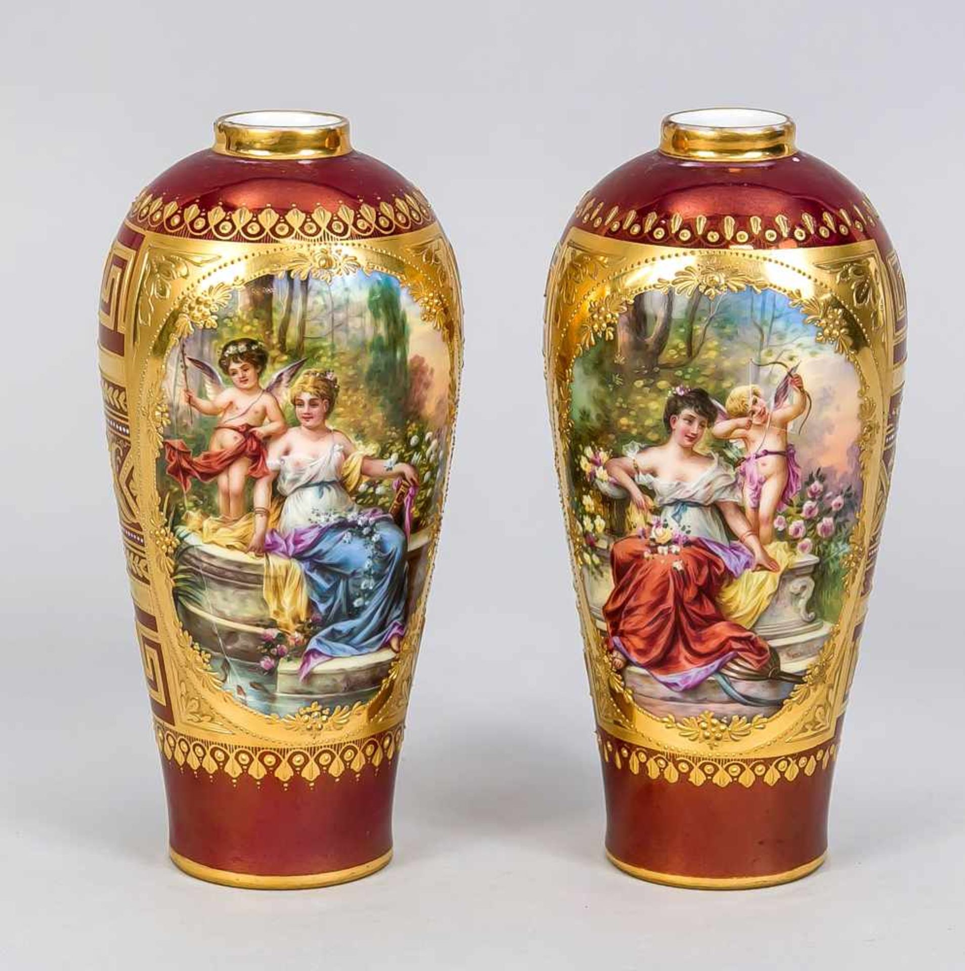 Paar Vasen, Thüringen, Ende 19. Jh., in Wiener Manier, frontseitig Medaillon mit