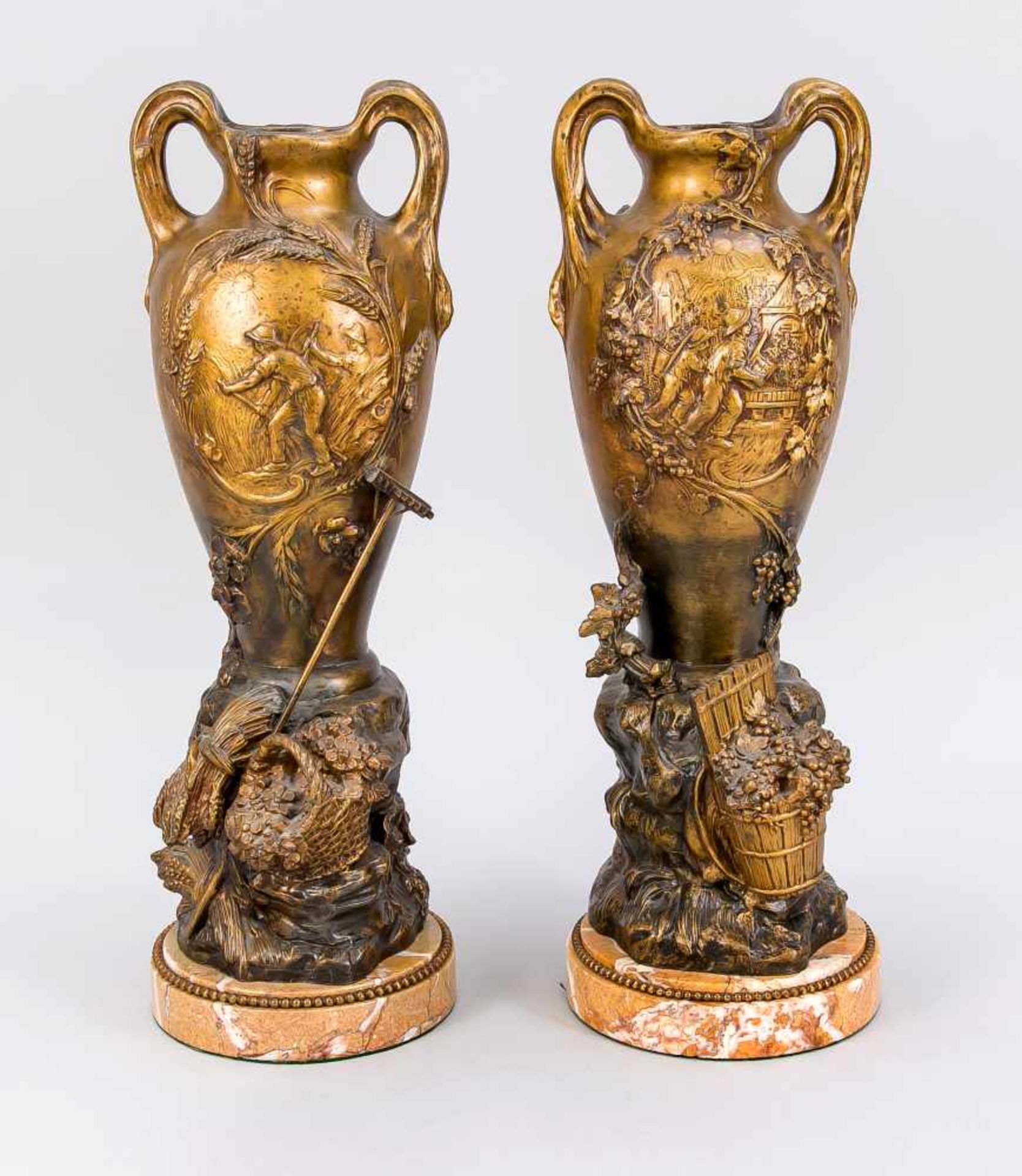 Paar Amphorenvasen, Ende 19. Jh., bronzierter Metallguss auf runder Steinplinthe mit