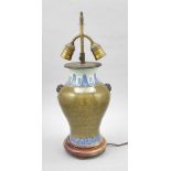 Vase als Lampenfuß montiert. Vase: China, 19. Jh., mit geritztem Päonien-Dekor auf