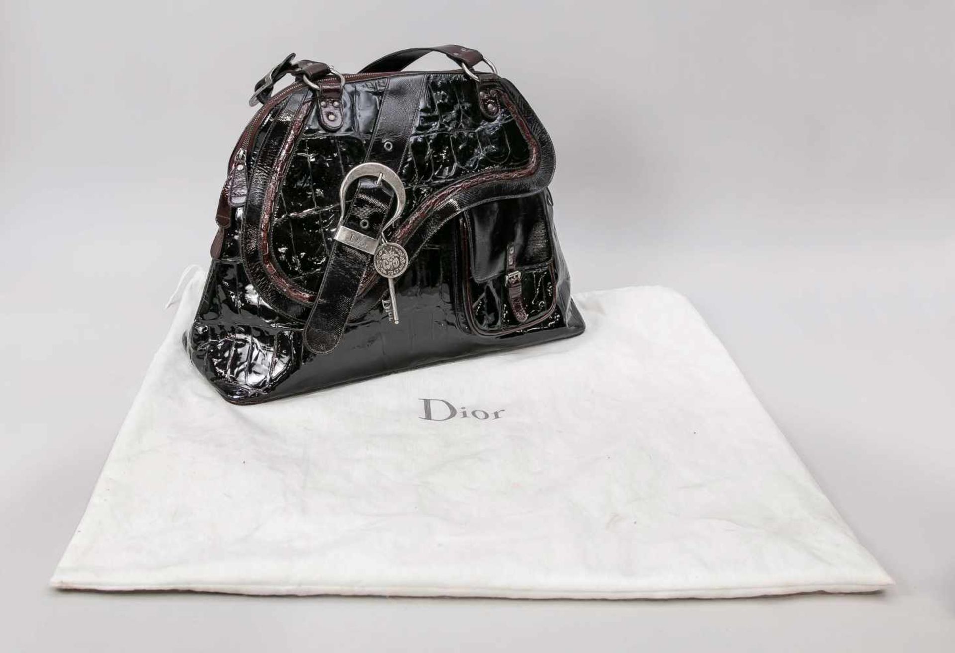 Handtasche von Dior, 21. Jh., in Kroko-Lack-Optik. Auf der Front eine große