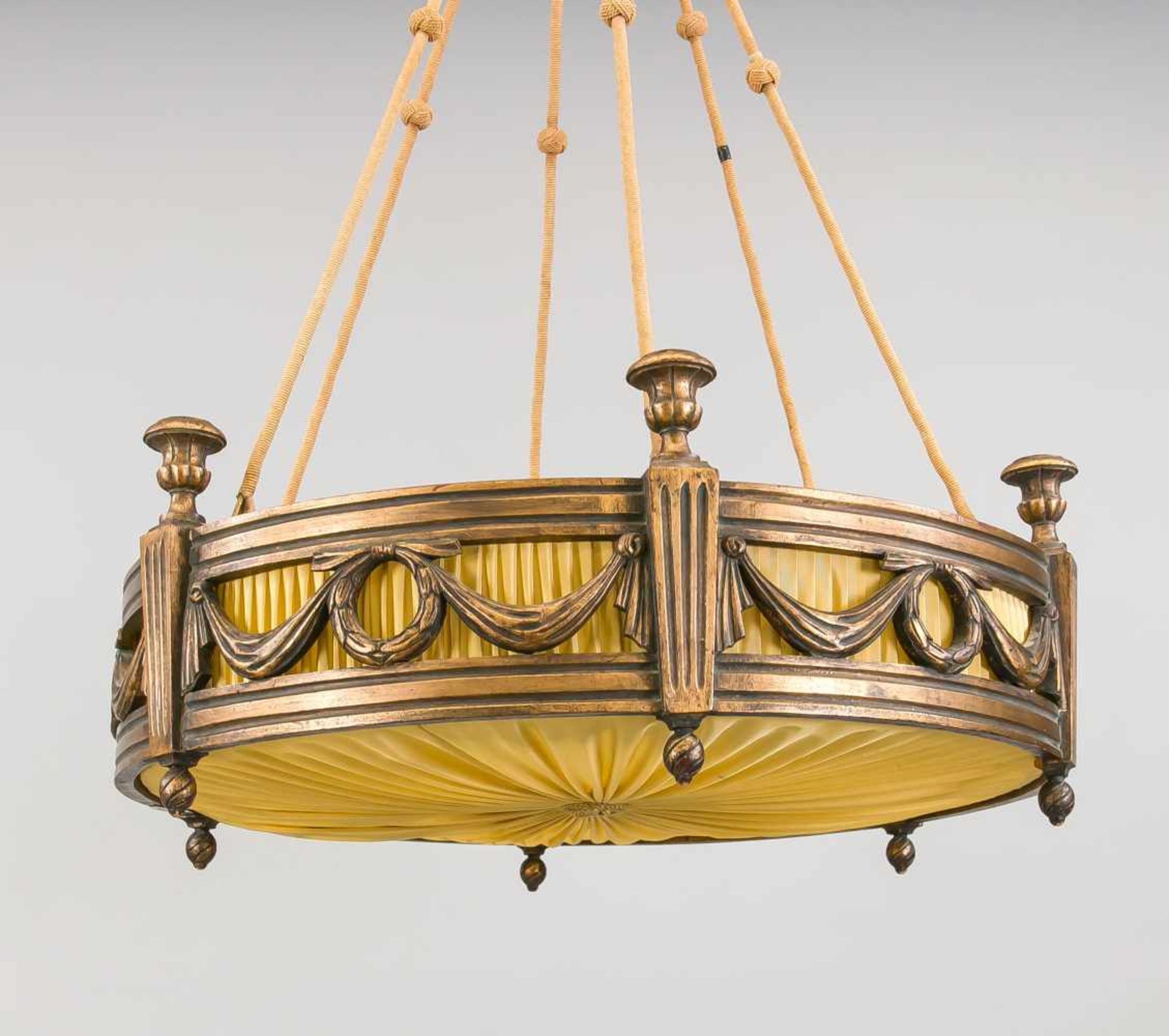 Deckenlampe, 1. H. 20. Jh. Rundes, goldstaffiertes Holzgestell mit durchbrochen