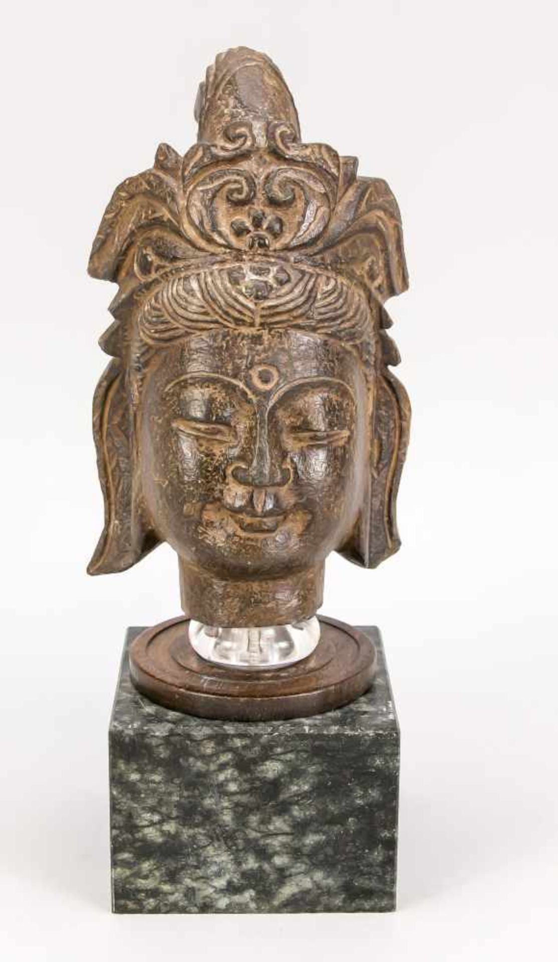 Kopf einer Guanyin, China, Alter unbekannt, Stein. Auf einen quadratischen, polierten