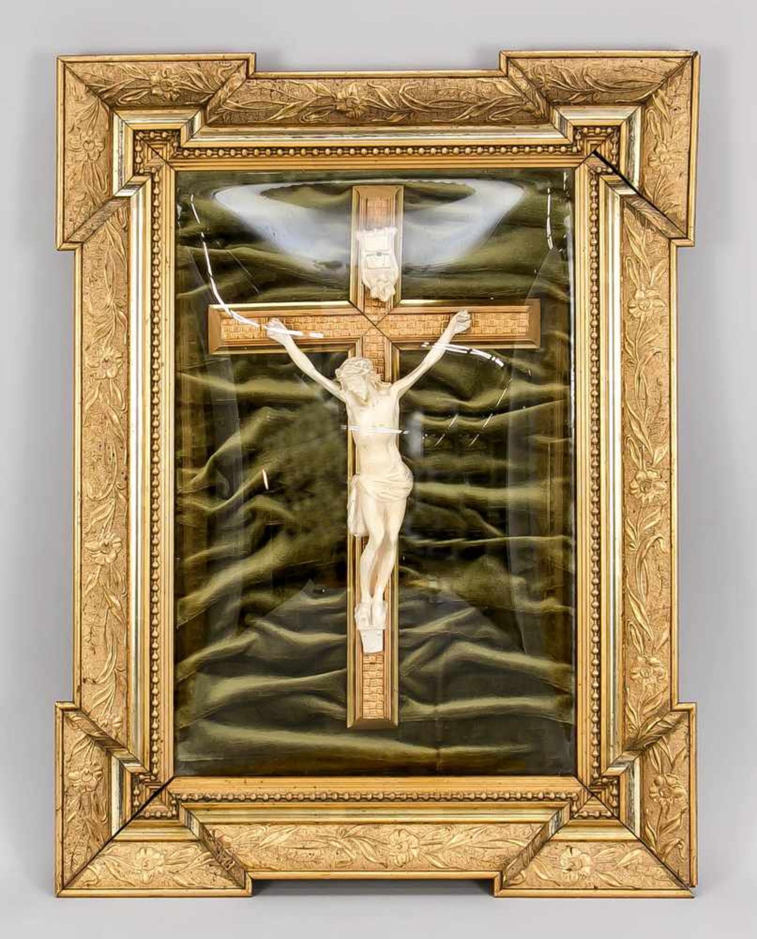 Andachtsbild, um 1900. Jesus am Kreuz (Gips?) vor dunkelgrünem, gerafften Samt. Konvex